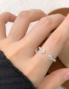 Detailansicht S925 Silber Blumenring mit Zirkonia Steinen und Perlenstruktur-Band