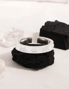 Gros plan du poinçon S925 à l'intérieur de la bague en argent avec nœud et cœur