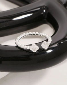 Detailansicht eines S925 Sterlingsilber-Perlenrings mit Zirkonia-Blumenakzenten