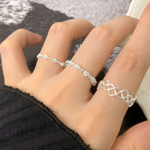 Ensemble de trois bagues en argent sterling S925 avec motifs creux et fleurs sur une main