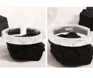Vue détaillée d'une bague en argent S925 avec motifs de cœurs et de nœuds en relief