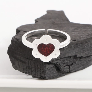 Anello a fiore in argento S925 con cuore rosso centrale su base di carbone