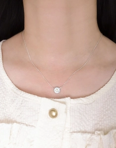 Dettaglio della collana a margherita in argento S925 con zircone indossata sul collo