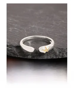 Détail de la bague étoile en argent S925 sur pierre grise avec décor d'étoile de mer