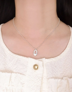 Détail du collier pendentif cadenas cœur en argent S925 sur mannequin avec chaîne
