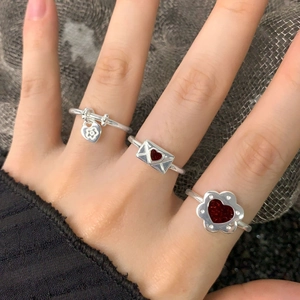 Set di tre anelli in argento S925 con motivi a cuore rosso e fiori in smalto colato