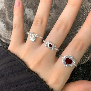 Set di 3 anelli in argento S925 con ciondoli a cuore in smalto rosso e busta