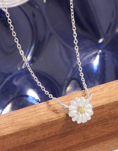 Macro di collana margherita in argento S925 con zircone giallo su base di legno