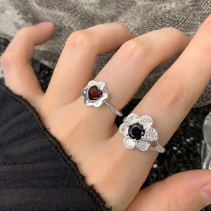 Set di anelli in argento S925 con cuore rosso e fiori in smalto nero per donna