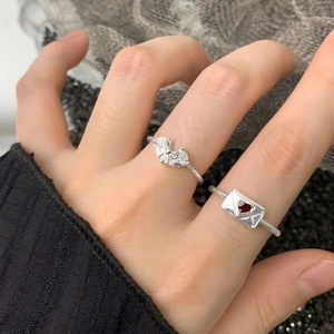 Set di anelli in argento S925 con busta a cuore, pietra rossa e zirconi a fiocco
