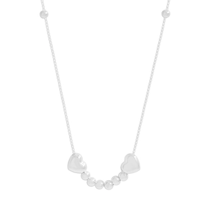 S925 Sterling Silber Herzkette mit gebogenen Perlen und Box-Kette auf weißem Hintergrund