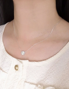 Primo piano della collana con margherita in argento sterling S925 con zirconi sul modello