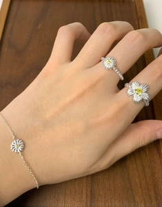 Detailed close-up of S925 sterling silver daisy ring set with yellow zircon accents