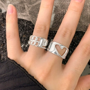 S925 sterling silver hollow heart and chain link rings set shown on model hand