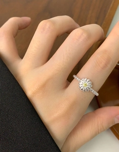 Detailed view of S925 sterling silver daisy ring with yellow gemstone and beaded band