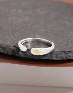 Macro de la bague ajustable en argent S925 avec étoile dorée et poinçon gravé