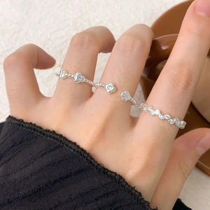 S925 Sterling Silber Blumenring Set mit Zirkonia an der Hand eines Modells