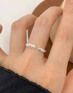 Détail de la bague étoile en argent S925 avec design bicolore et finition polie