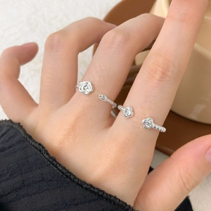 S925 Sterling Silber Blumenring-Set mit Zirkonia an der Hand eines Modells getragen