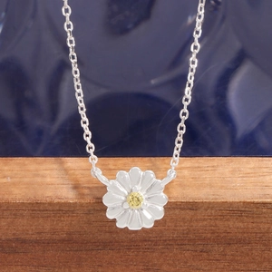 Collana a margherita in argento S925 con zircone giallo su base in legno