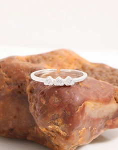 Detailed close-up of S925 sterling silver ring featuring three sparkling heart zircons