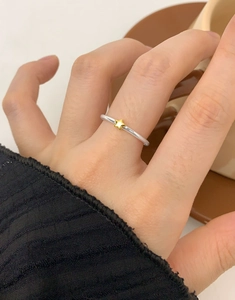 Close-up of a two-tone star ring in S925 sterling silver worn on a finger
