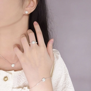 Elegant 925 sterling silver daisy jewelry set with earrings, necklace, and ring on model