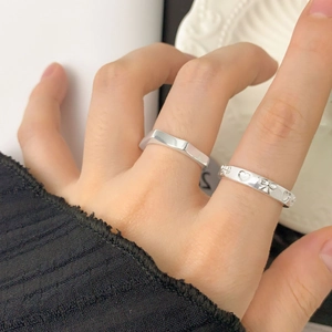 Ensemble de bagues élégantes en argent S925 avec cœur et nœud, portées à la main avec style