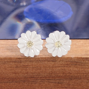 Elegant S925 sterling silver daisy stud earrings with white enamel petals and yellow zircon