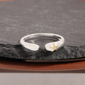 Bague ouverte minimaliste en argent 925 avec un charm délicat d'étoile de mer dorée