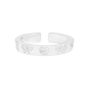 Bague réglable en argent S925 avec motifs de cœurs et nœuds embossés sur fond blanc