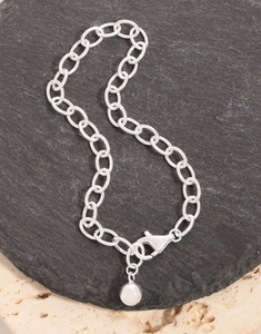 Détail du bracelet chaîne à maillons ovales en argent S925 avec fermoir mousqueton et perle