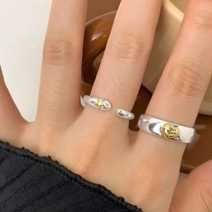 Bagues minimalistes en argent sterling S925 avec étoile et cœur dorés portées à la main