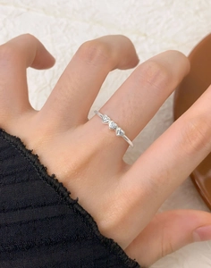 Close-up of three zircon heart-shaped stones on a minimalist S925 sterling silver ring