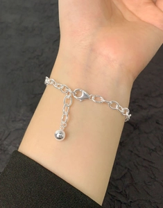 Détail d'un bracelet chaîne en argent S925 avec fermoir mousqueton sur le poignet