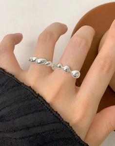 Nahaufnahme von 925 Sterling Silber Drehring und Perlenring Set für Frauen