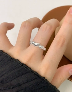 Detail eines S925 Sterlingsilber Perlenrings, minimalistisch gestapelt am Finger