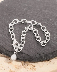 Vue macro d'un bracelet en argent sterling S925 avec maillons ovales et pendentif sphérique