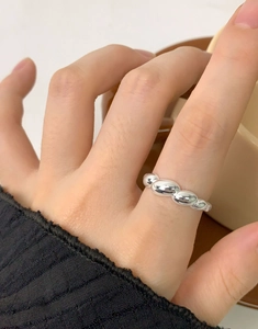 Detailaufnahme des S925 Sterling Silber Kordelrings am Zeigefinger getragen