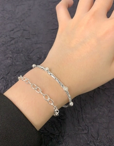 Détail du bracelet chaîne en argent S925 et manchette lave avec petites perles