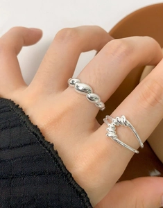 Nahaufnahme eines minimalistischen S925 Silberrings mit Perlen und gedrehtem Design