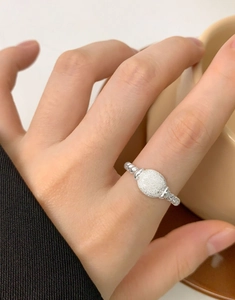 Detail of S925 sterling silver ring featuring a matte oval surface and twisted rope band