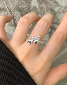 Close-up of S925 sterling silver music note ring with star detail and twisted rope band