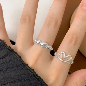 S925 Sterling Silber Twisted Rope Ring und hohles Herzring Set an weiblichen Fingern