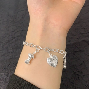 Bracelet perlé en argent sterling S925 avec breloques cœur et papillon sur le poignet