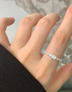 Close-up of S925 silver ring featuring three rectangular zircons and spiral texture