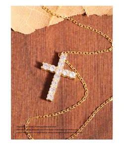 Vue rapprochée du collier croix en argent doré orné de zircons cubiques scintillants pavés