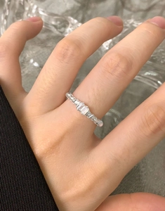 Macro view of S925 silver ring featuring triple zircon stones and spiral rope texture