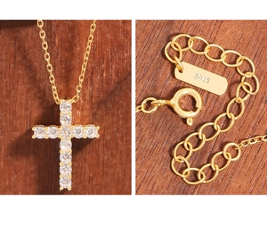Détail d'un pendentif croix en argent S925 avec zircons et fermoir à ressort ajustable