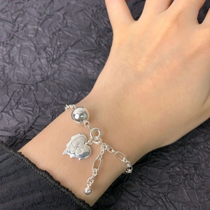 Elegant S925 sterling silver ball chain bracelet featuring a polished heart clover pendant